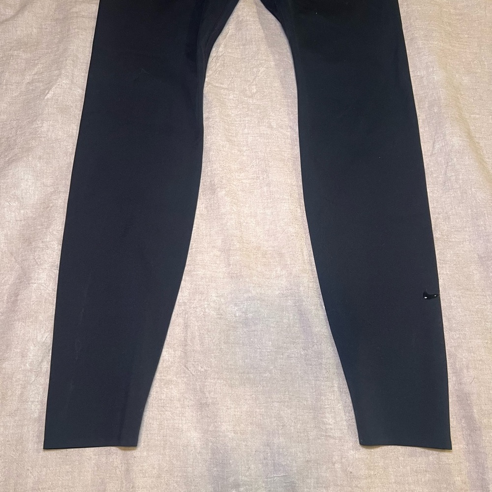 Nike Black High-Waisted Leggings - Picture 2 of 6